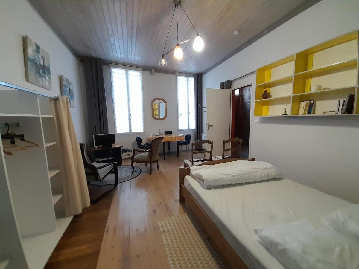 Résidence Les Volets Bleus: Studio de 30 m² classé 2 * Rochefort  Esterno foto